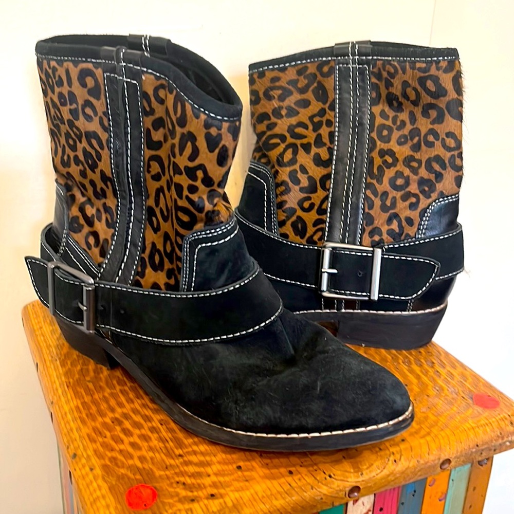 Suede ankle boot, animal print faux fur.